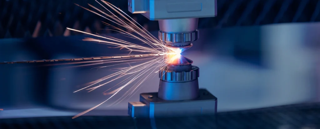 Een aluminiumplaat wordt met grote precisie gesneden door een fiberlaser bij Vlaeminck Plaatbewerking.