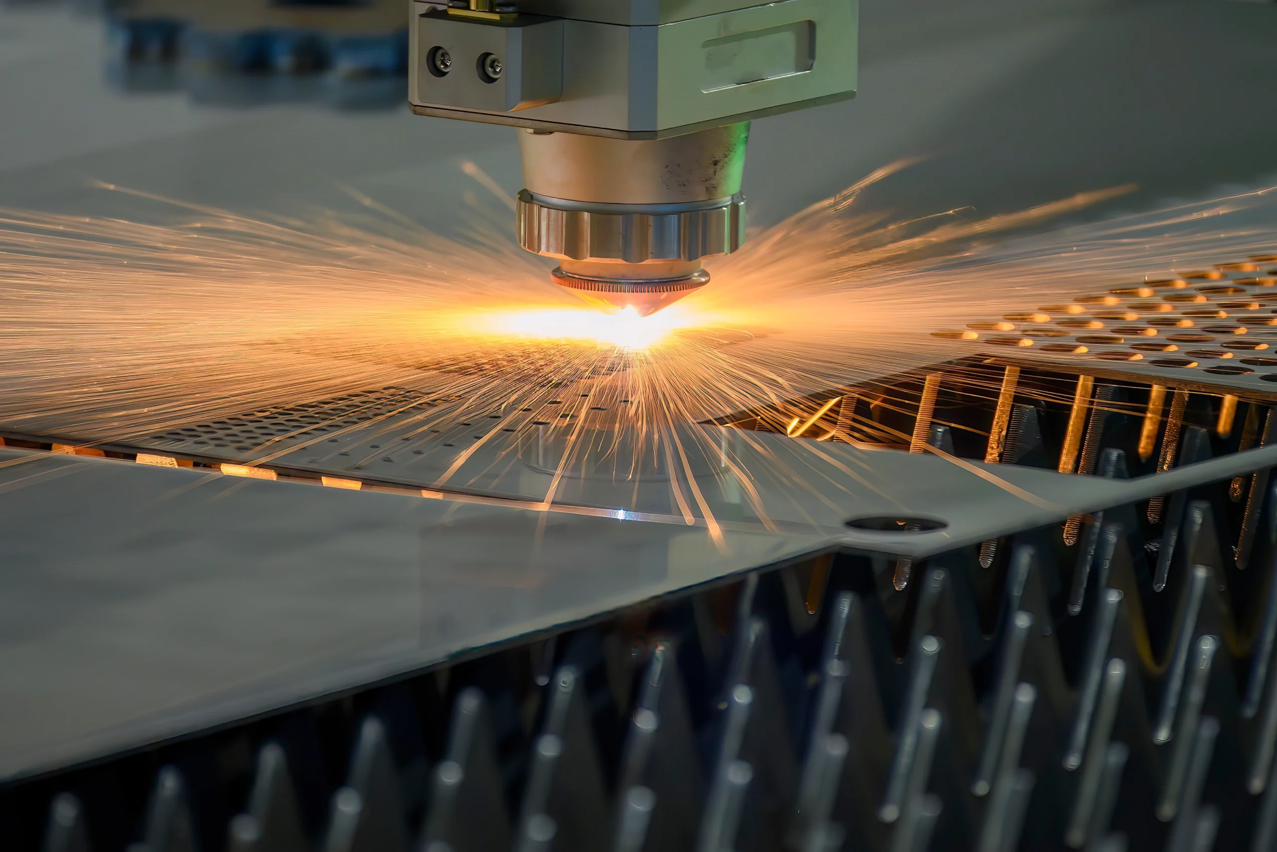 Roestvrijstalen rooster wordt exact uitgesneden met een fiberlaser bij Vlaeminck Plaatbewerking.